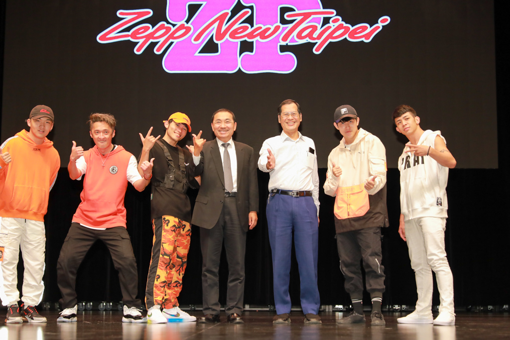 侯友宜市長在宏匯廣場體驗「Zepp New Taipei」場館聲光音效，與表演舞團合影